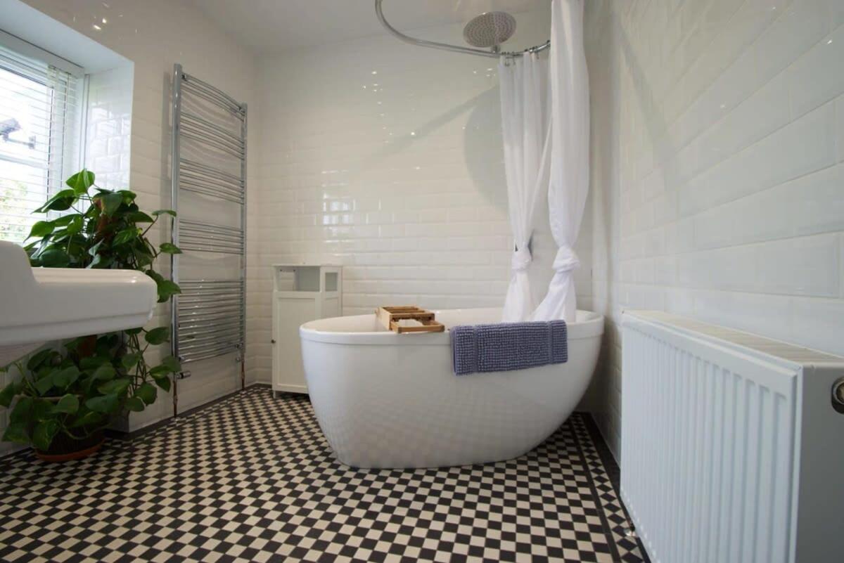 Spacious Town House With Swimming Pool プリマス エクステリア 写真